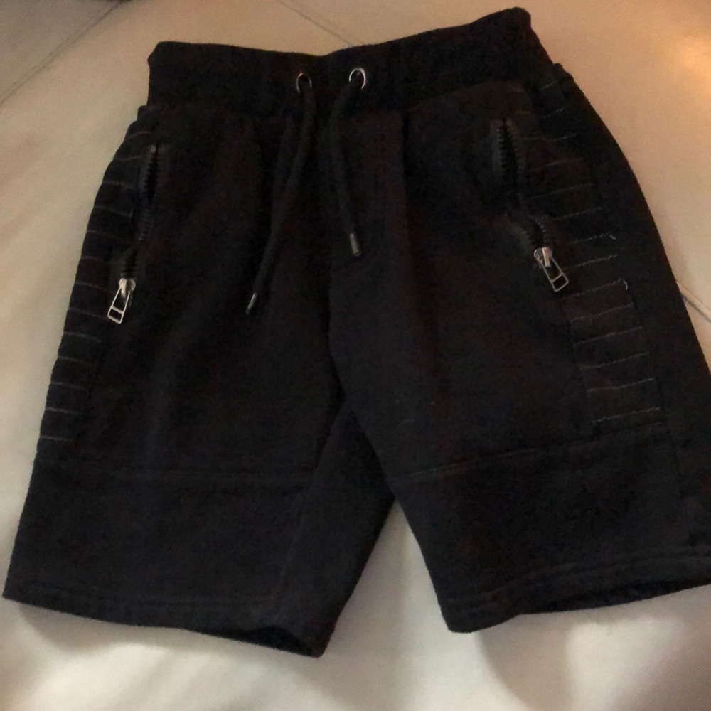 Boys size small Nike t shirt and black shorts - Picture 3 of 3